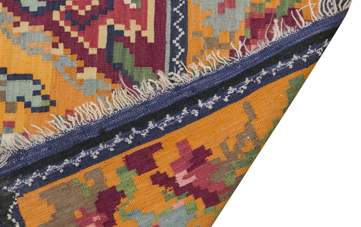 Karabağ Kilim, 145 x 217 cm / 4'9 x 7'1 feet