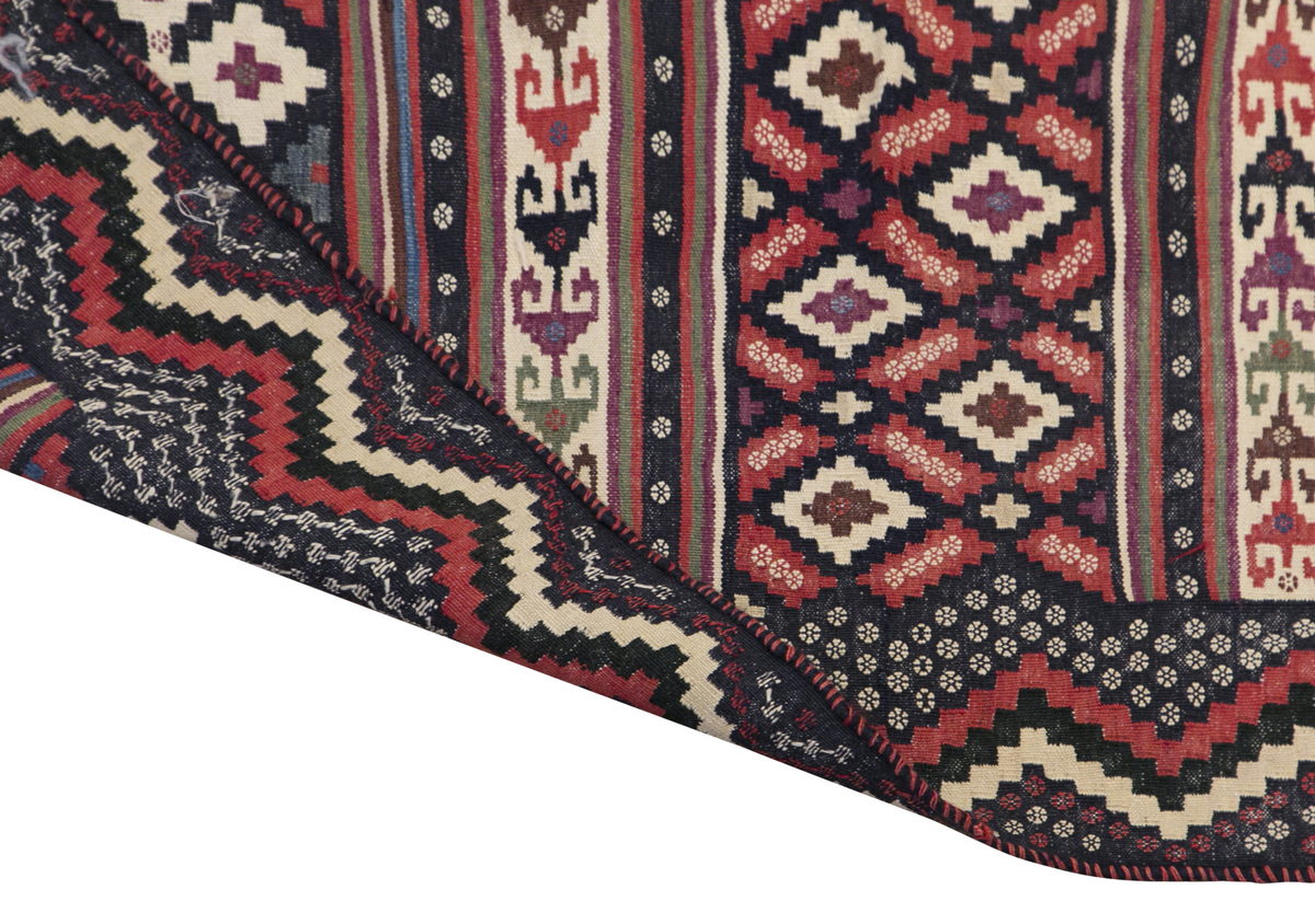 Kurdish Kilim, 146 x 226 cm / 4'9 x 7'5 feet