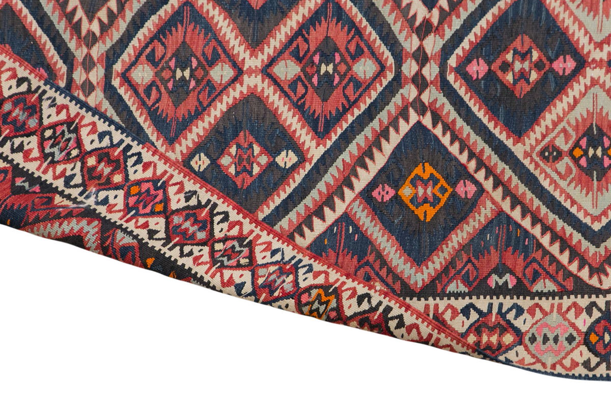 Lake Van Kilim, 100 Years Old, 175 x 287 cm / 5'9 x 9'5 feet