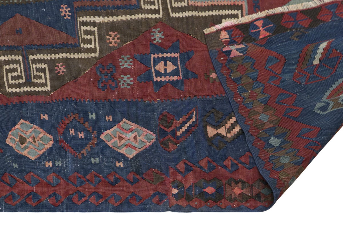 Lake Van Kilim, 162 x 285 cm / 5'4 x 9'4 feet