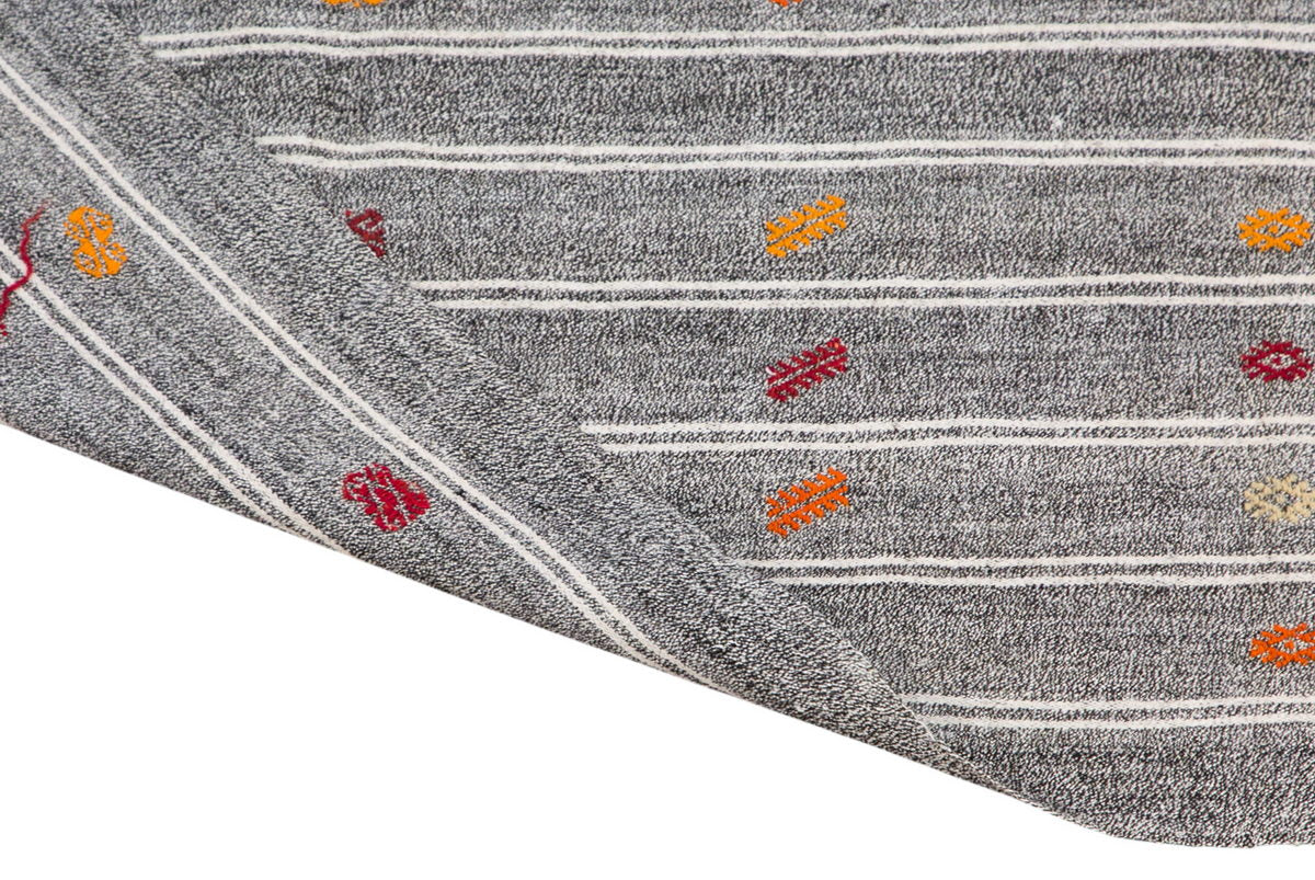 Neutral Turkish Kilim Rug – 5'10" x 9'8" (178 x 295 cm)