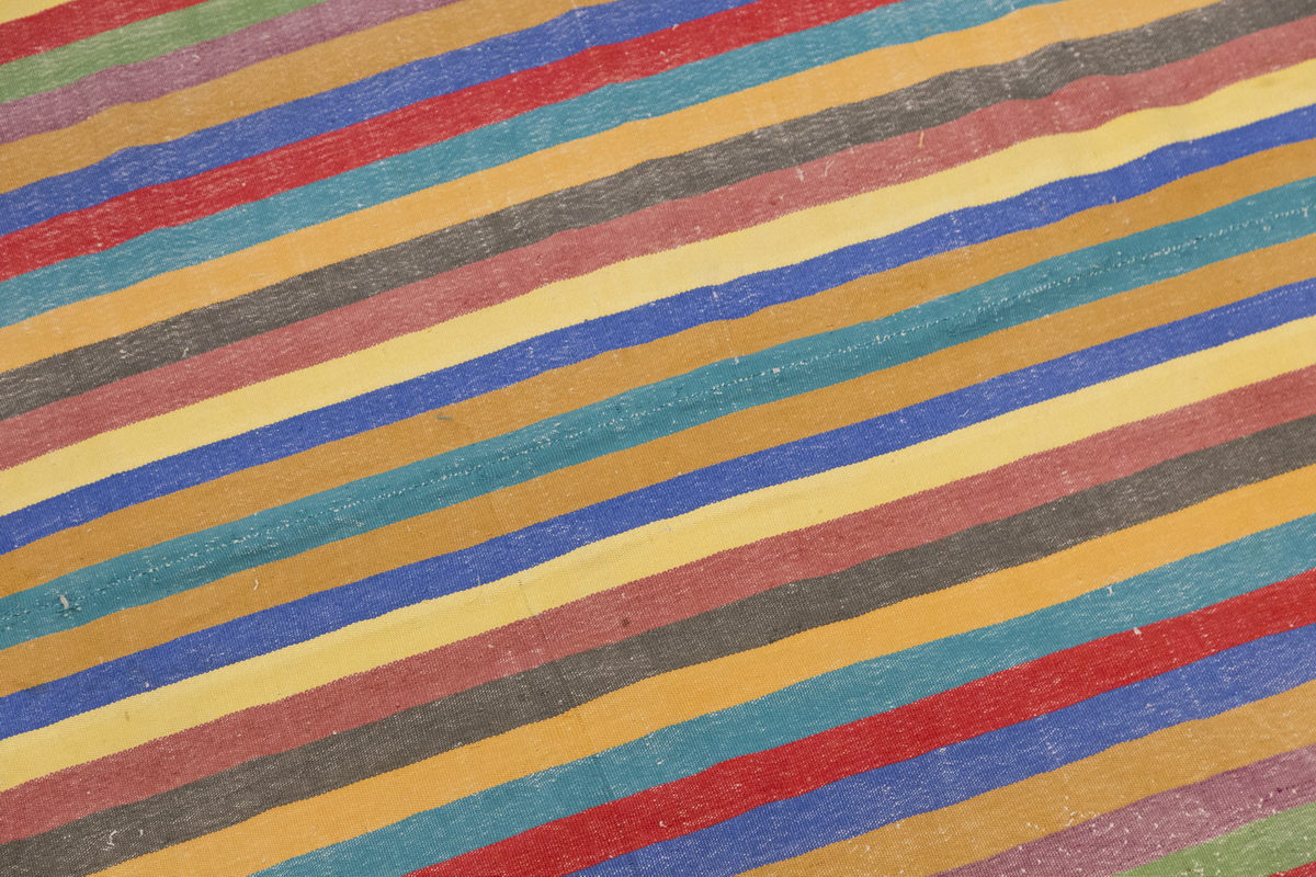1960s Handmade Minimalist Turkish Kilim Rug – 200 x 255 cm / 6.6 x 8.4 ft