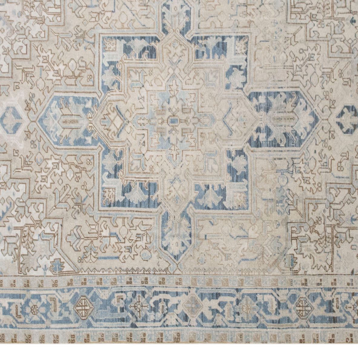 235x315 cm (7.7x10.3 ft) Oversized Heriz Rug
