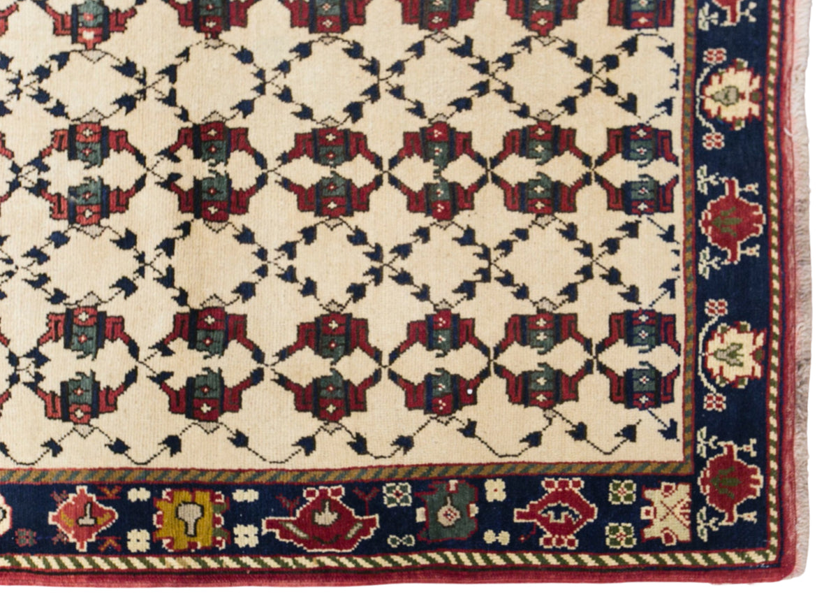 Vintage Konya Karapinar Rug, 135 × 156 cm / 4.4 x 5.1 ft Handmade Wool Rug
