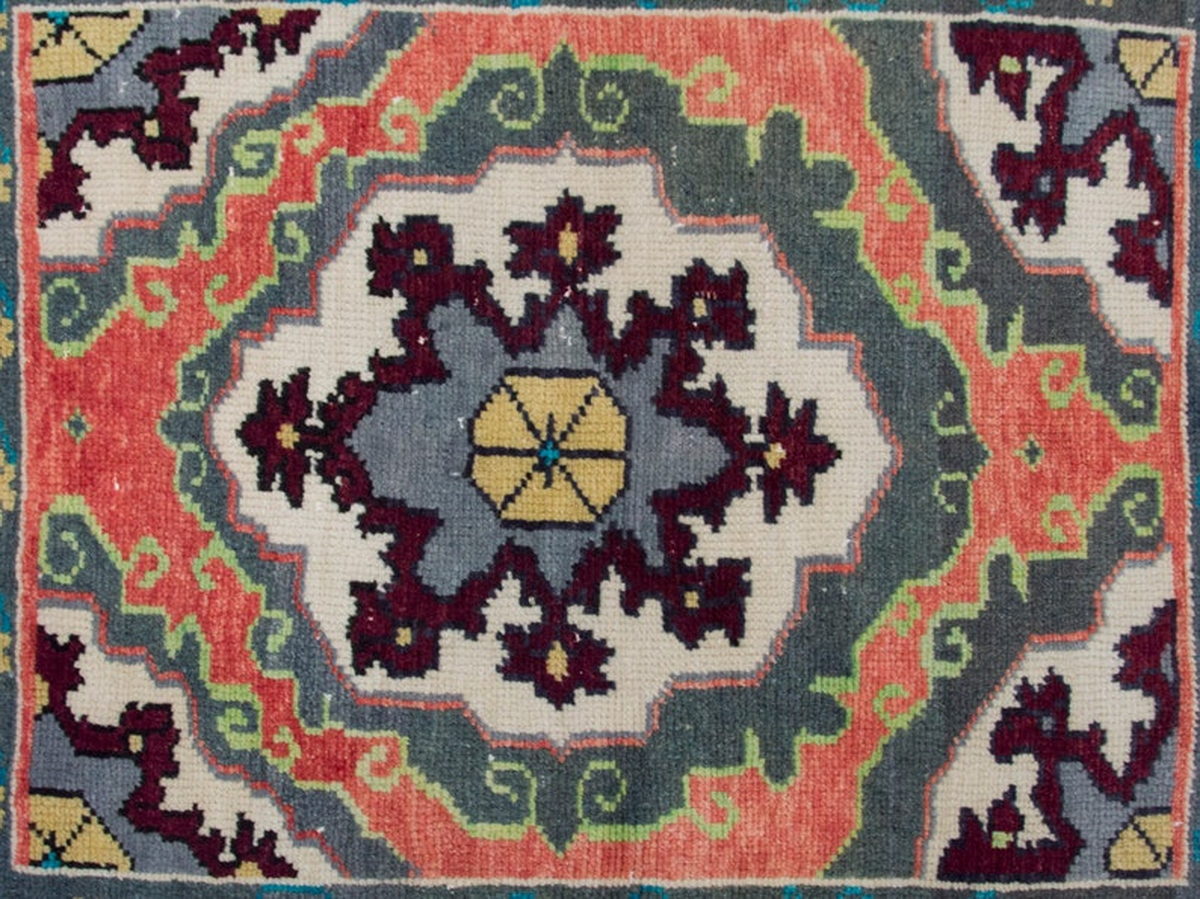 Vintage Rug 2'6" x 3" feet  75 x 91 cm