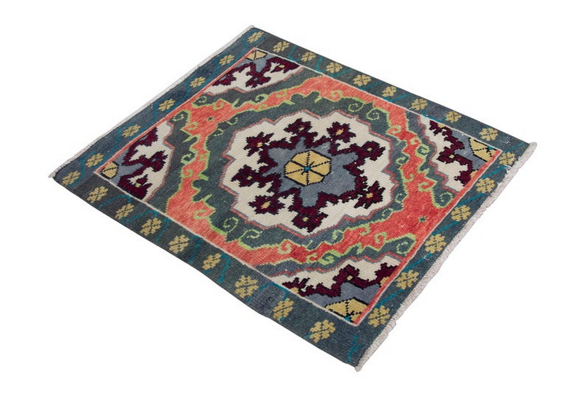 Vintage Rug 2'6" x 3" feet  75 x 91 cm