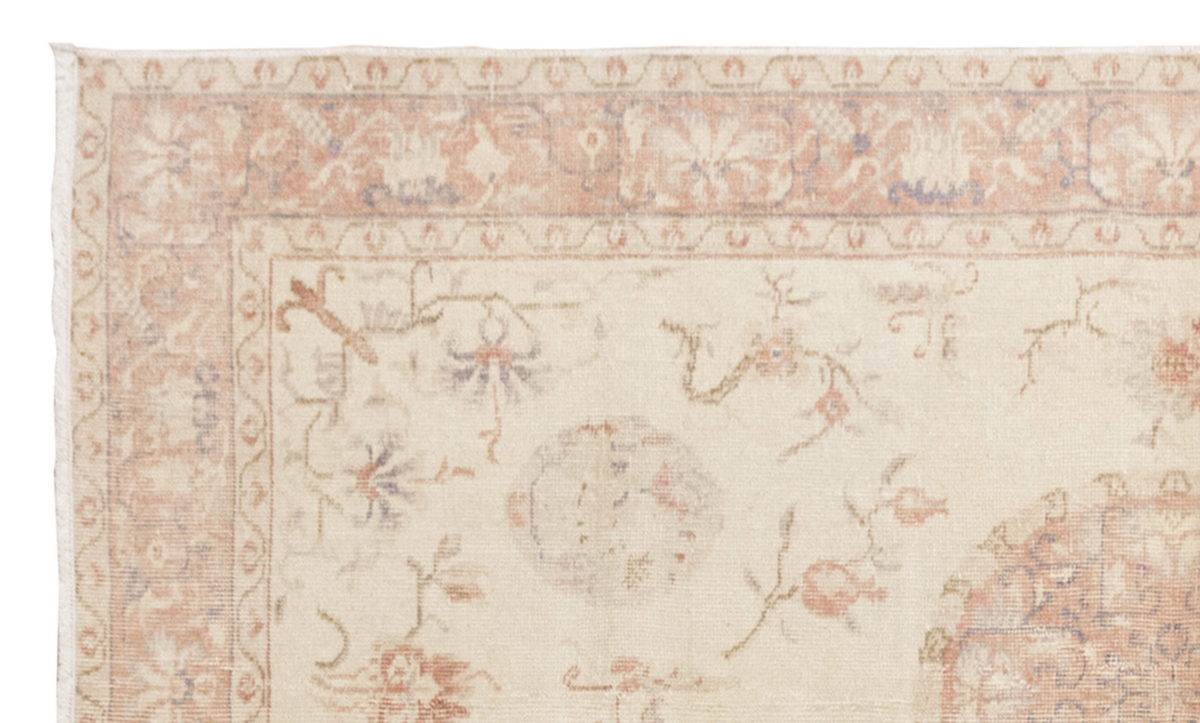 Vintage Rug 4' x 6'8" feet 121 x 202 cm