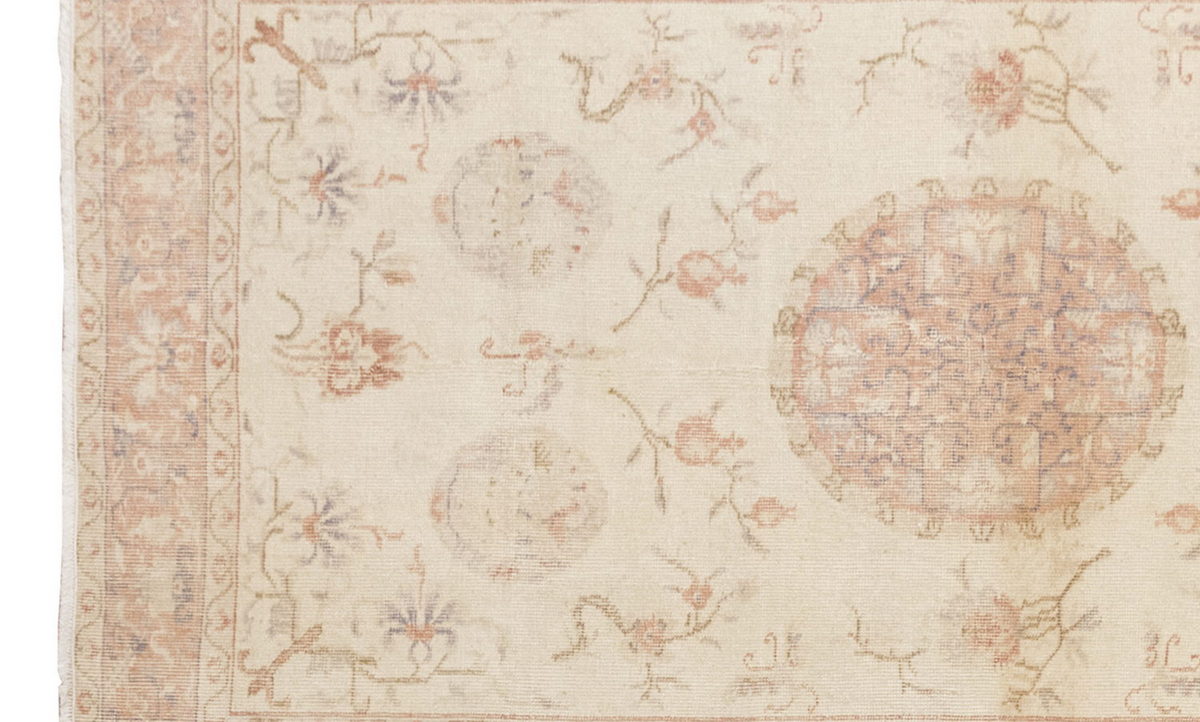 Vintage Rug 4' x 6'8" feet 121 x 202 cm