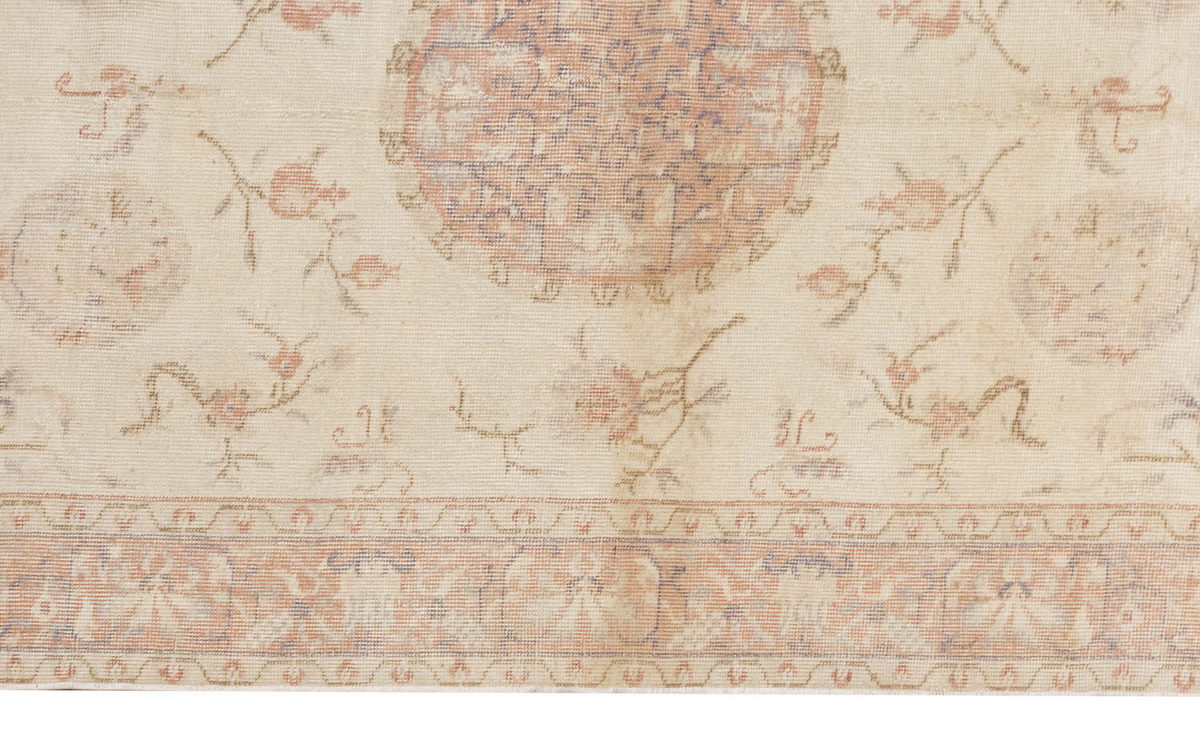 Vintage Rug 4' x 6'8" feet 121 x 202 cm