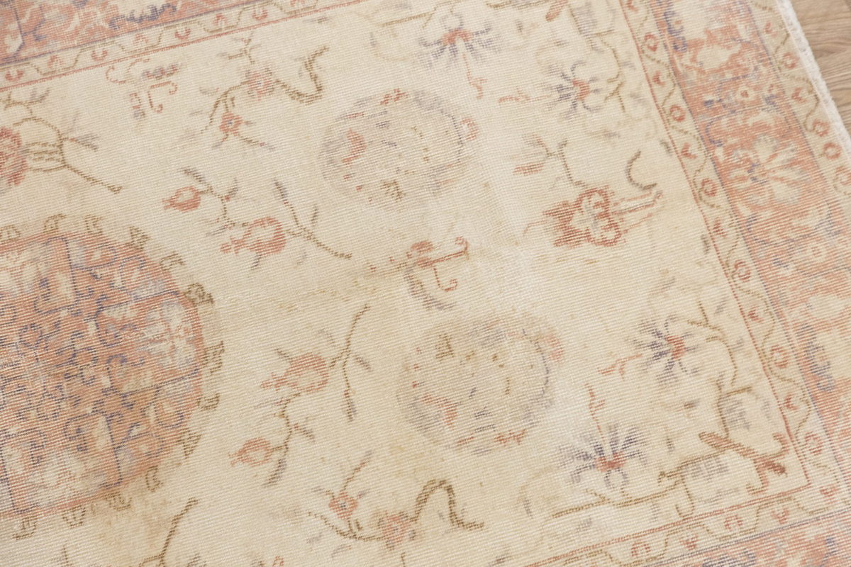 Vintage Rug 4' x 6'8" feet 121 x 202 cm