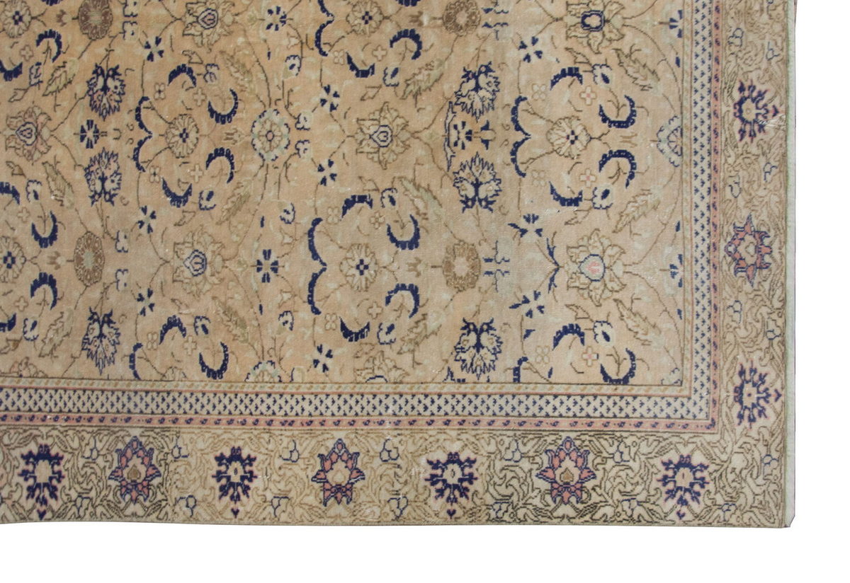 Vintage Rug 5'9" x 9" feet  175 x 273 cm