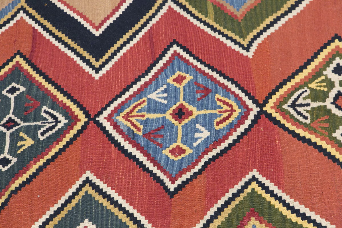 Avşar Kilim, 163 x 235 cm / 5'4 x 7'9 feet