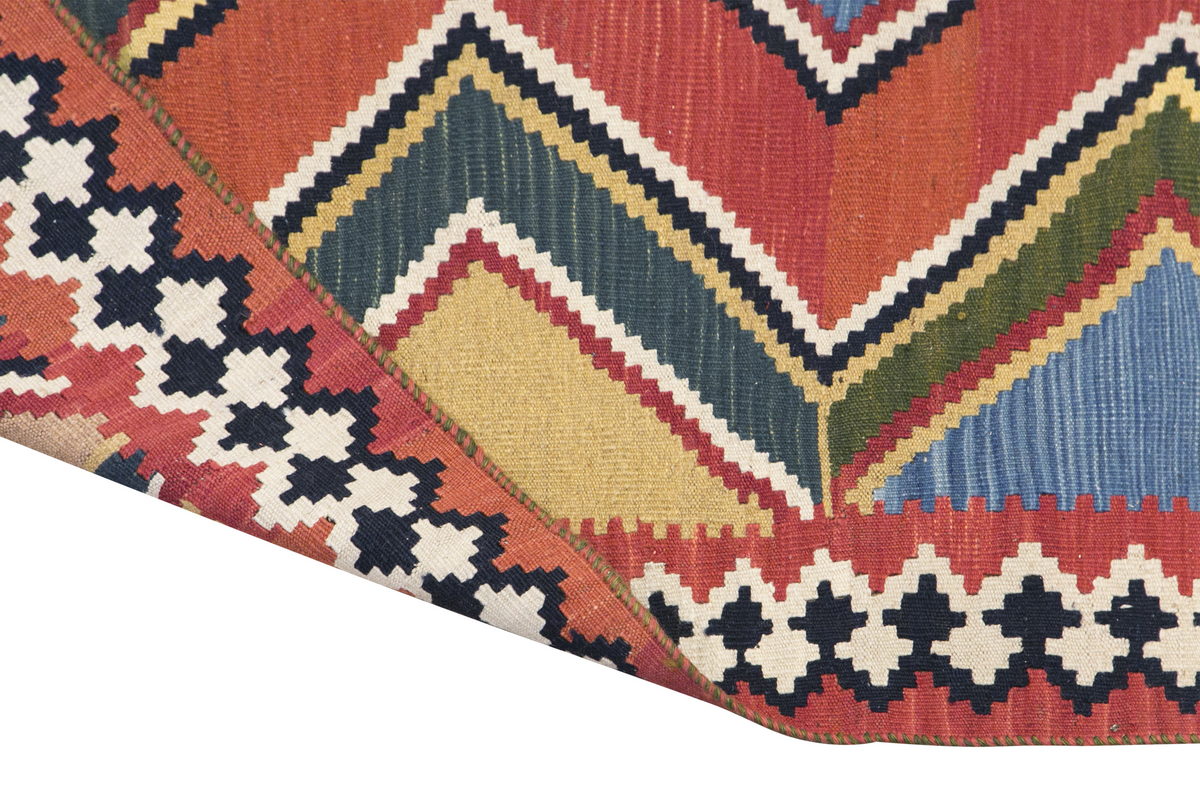 Avşar Kilim, 163 x 235 cm / 5'4 x 7'9 feet