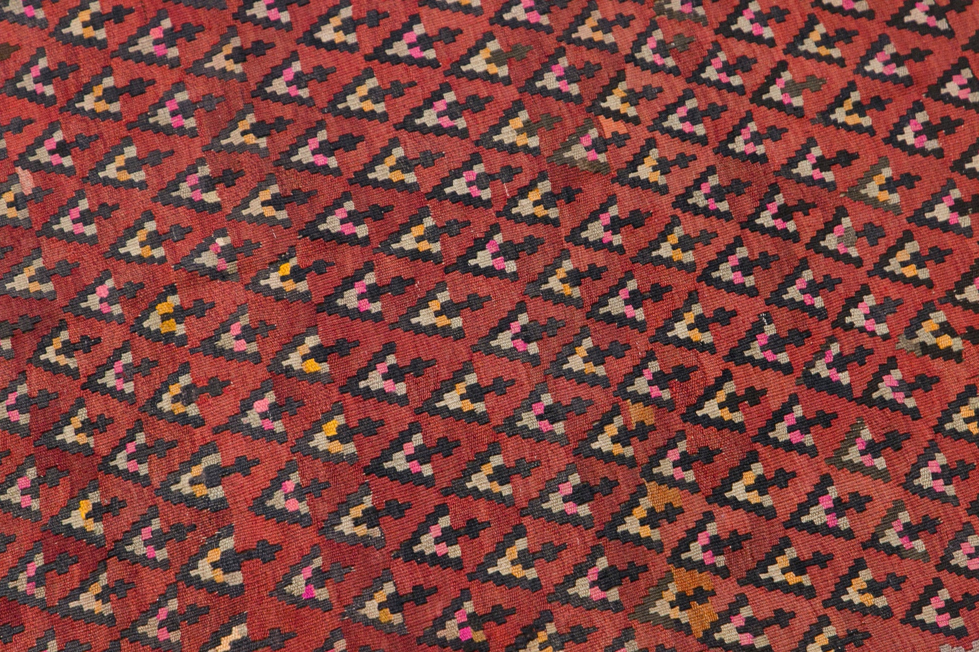 Caucasian Karabağ Kilim, 142 x 190 cm / 4'8 x 6'3 ft