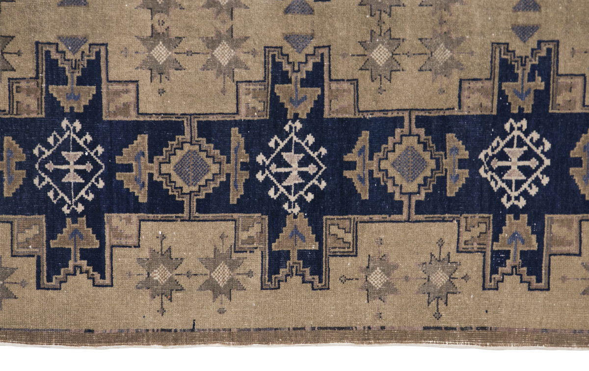 Chic" Rug, 3'11" x 6'2" feet /  119 x 189 cm