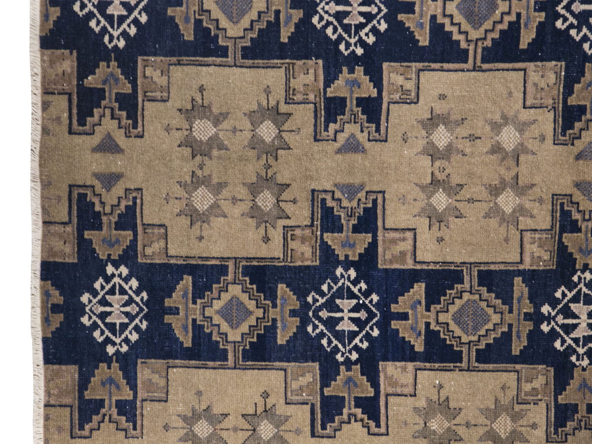 Chic" Rug, 3'11" x 6'2" feet /  119 x 189 cm