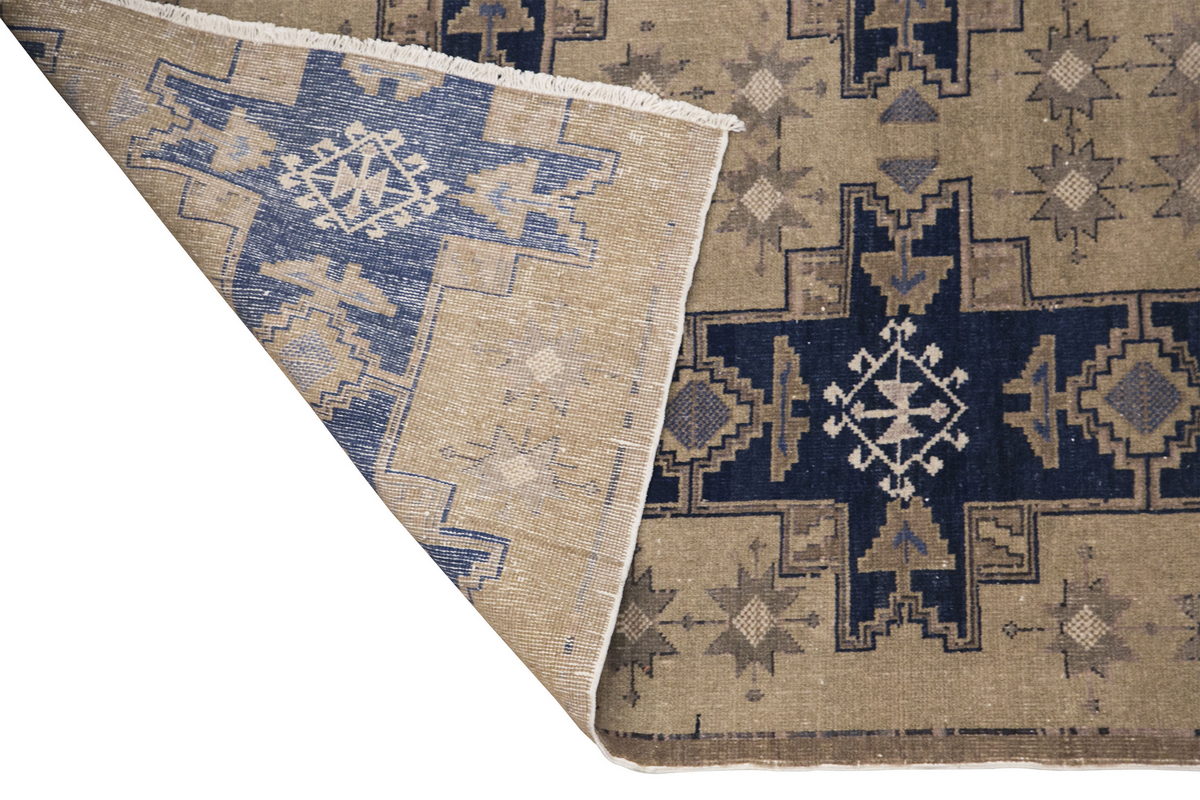Chic" Rug, 3'11" x 6'2" feet /  119 x 189 cm