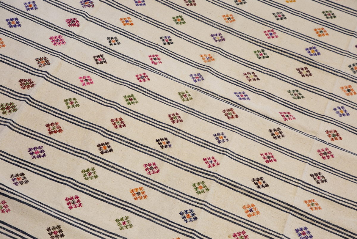 Handwoven Vintage Turkish Kilim 207x345 cm (6'9" x 11'4")