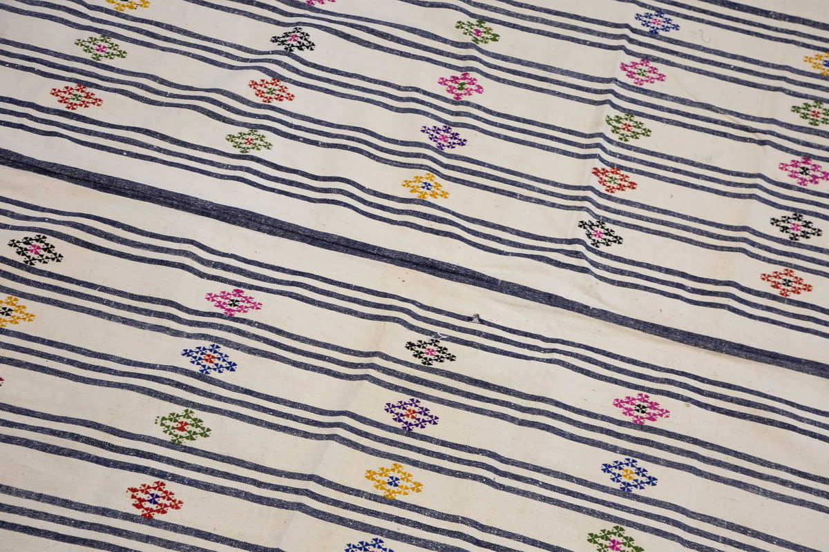 Handwoven Vintage Turkish Kilim 215x310 cm (7'1"x10'2")