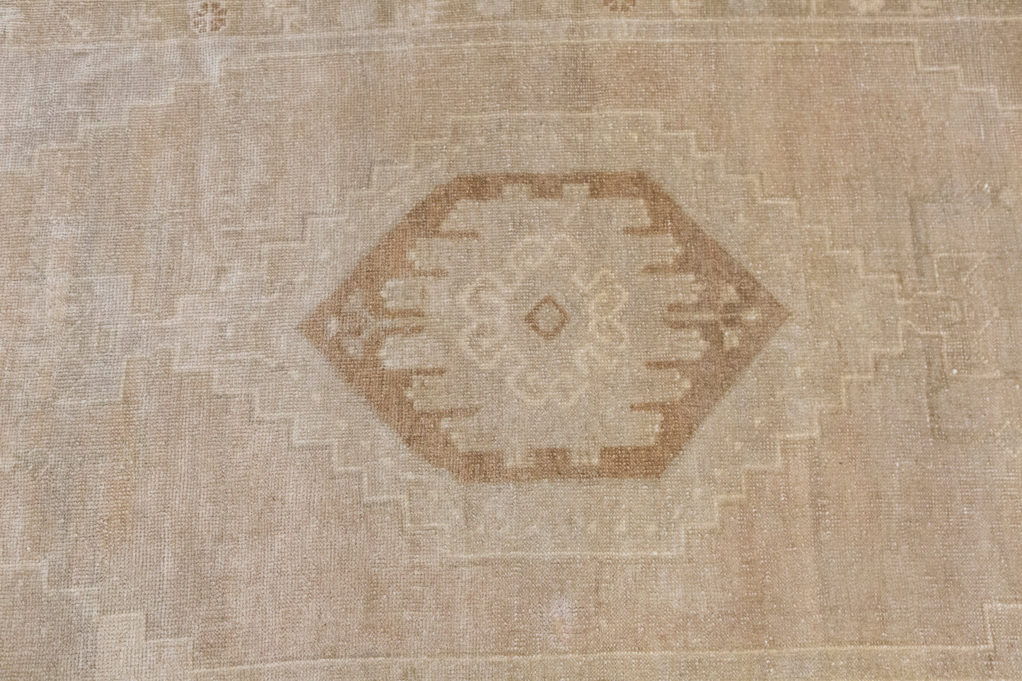 Handwoven Wool Area Rug (4.4 x 8.3 ft) 134 x 252 cm