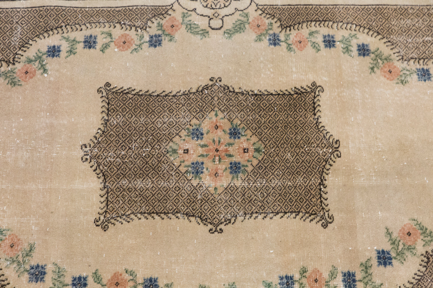 Handwoven Wool Area Rug, 5.6 x 8.9 ft