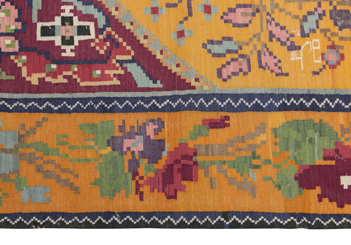 Karabağ Kilim, 145 x 217 cm / 4'9 x 7'1 feet