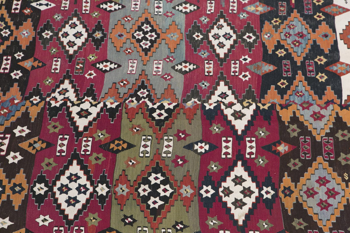 Konya Kilim, 172 x 340 cm / 5'8 x 11'2