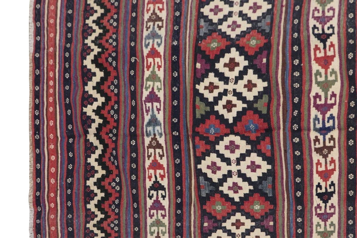 Kurdish Kilim, 146 x 226 cm / 4'9 x 7'5 feet