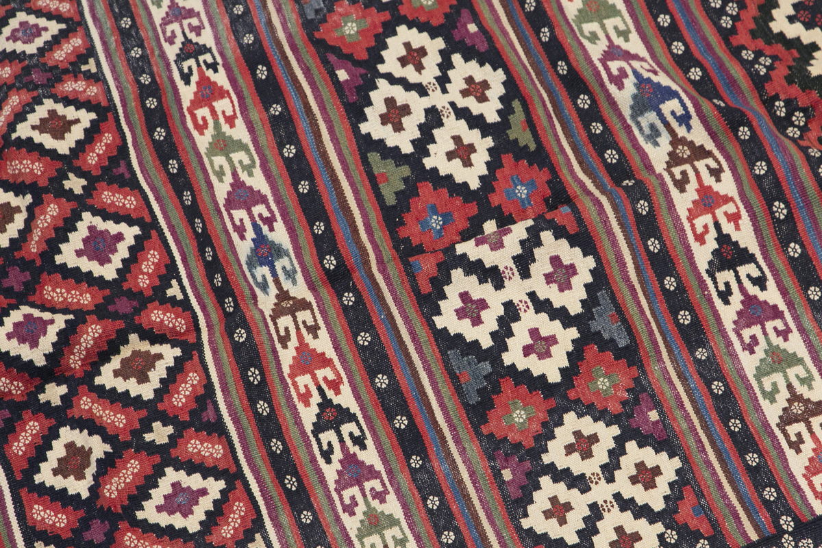Kurdish Kilim, 146 x 226 cm / 4'9 x 7'5 feet