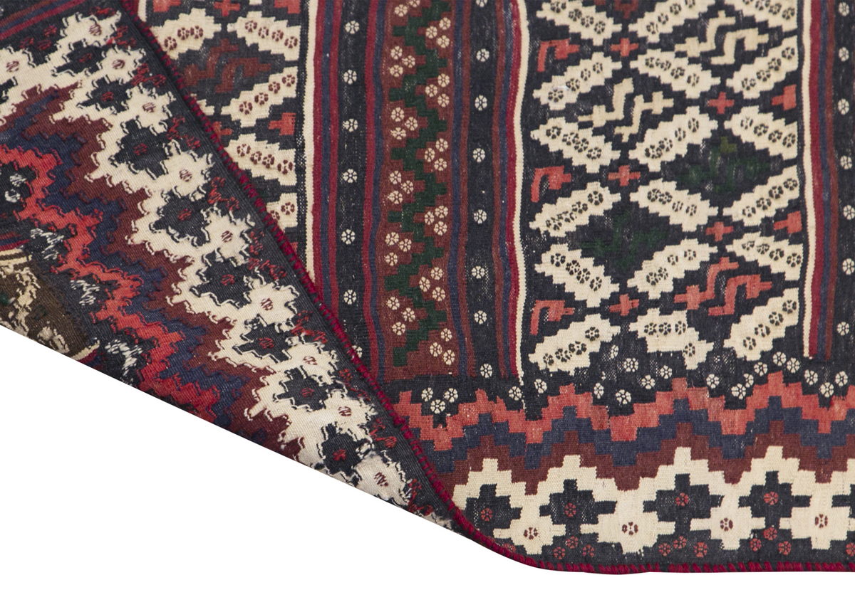 Kurdish Kilim, 155 x 220 cm / 5'1 x 7'3 feet