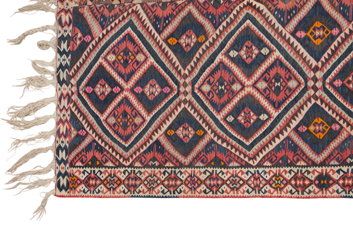 Lake Van Kilim, 100 Years Old, 175 x 287 cm / 5'9 x 9'5 feet