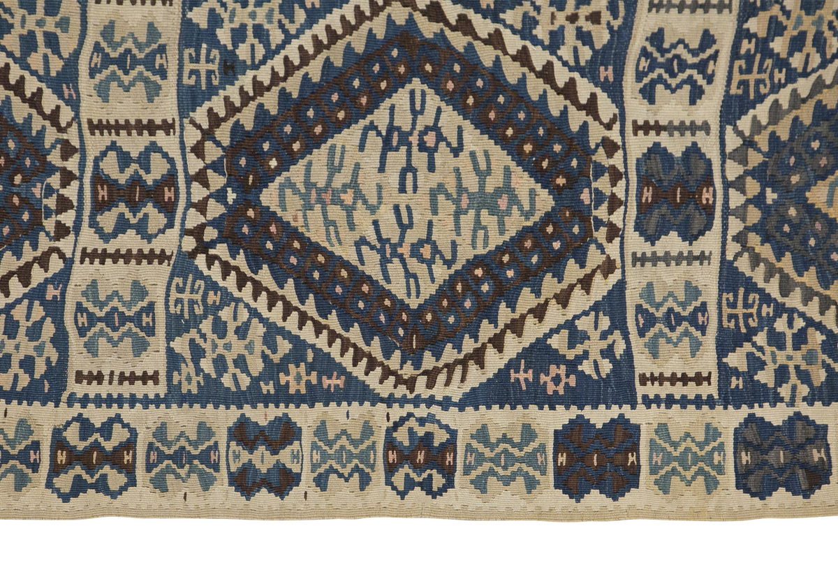Lake Van Kilim, 140 x 220 cm, 4'7 x 7'3 feet