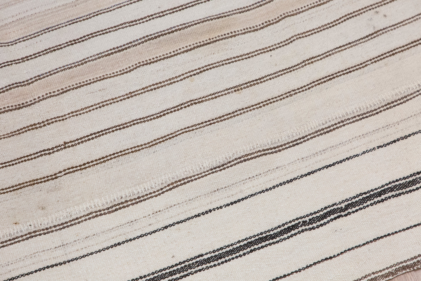 Minimalist Turkish Kilim Rug 140x230 cm | 4.6x7.5 ft