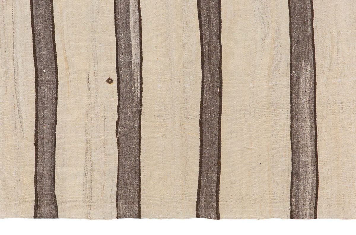 Neutral Turkish Kilim Rug – 4'8" x 6'2" (143 x 187 cm)