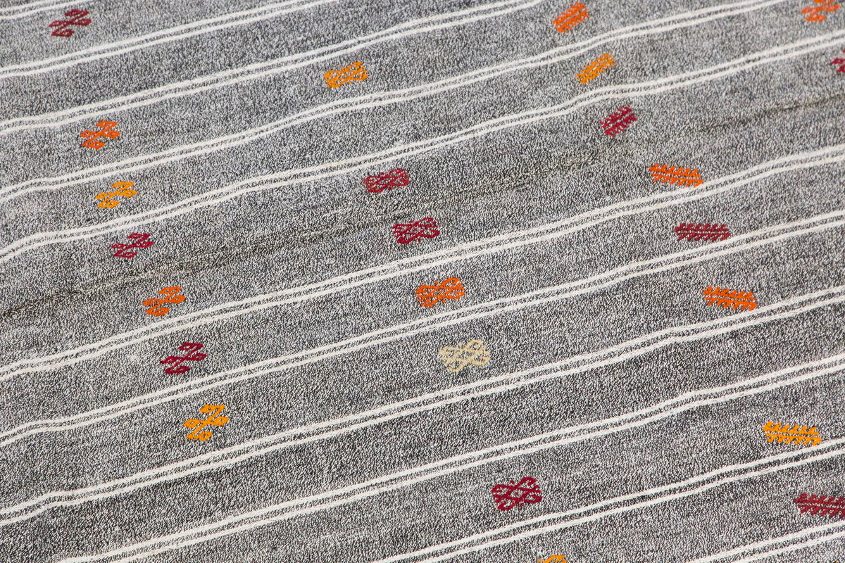 Neutral Turkish Kilim Rug – 5'10" x 9'8" (178 x 295 cm)