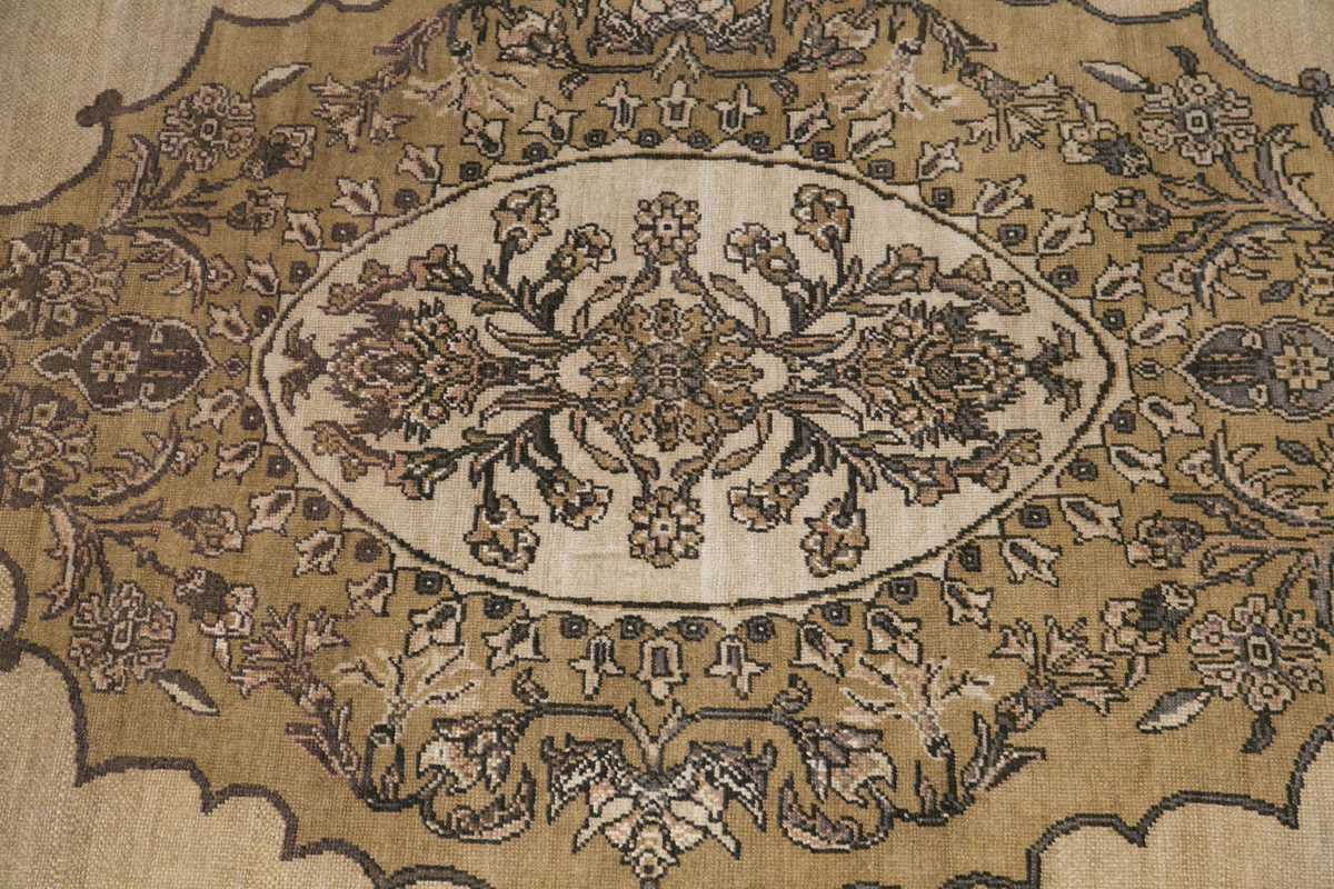 Vintage Kars Rug, 7'9 x 11 ft / 236 x 336 cm