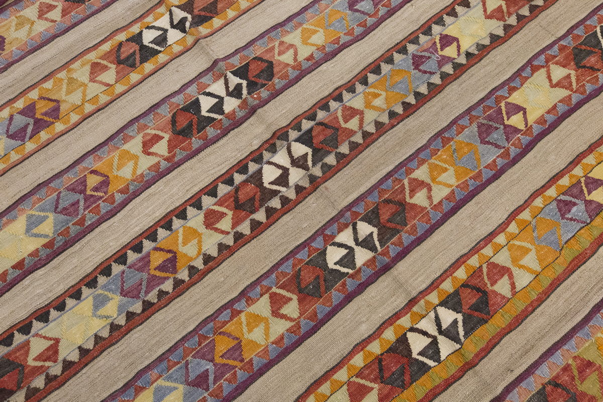 Vintage Large Kayseri Avşar Kilim, 176 x 274 cm / 5.9 x 9 ft Kilim
