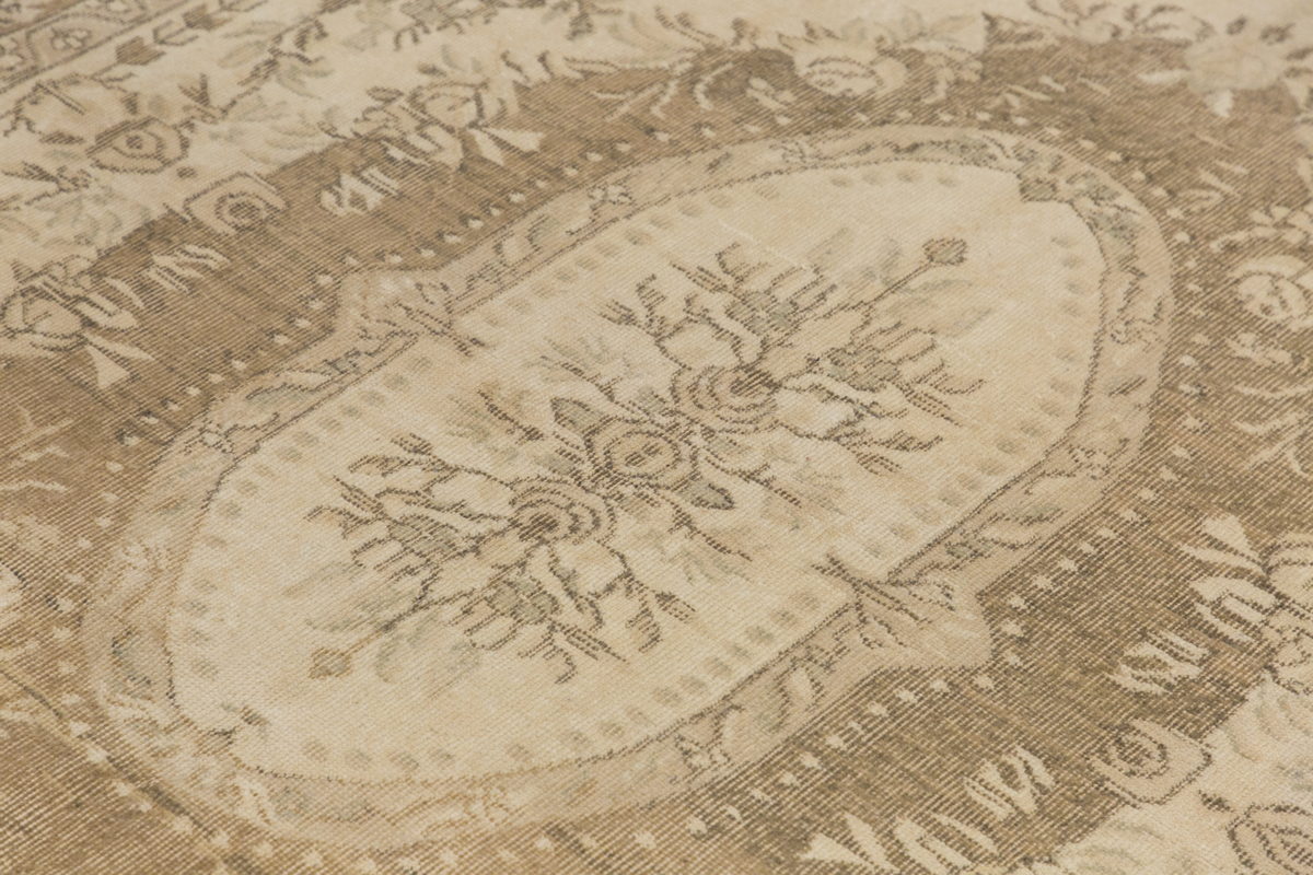 Vintage Rug,  6'4 x 9'3 feet / 195 x 282 cm