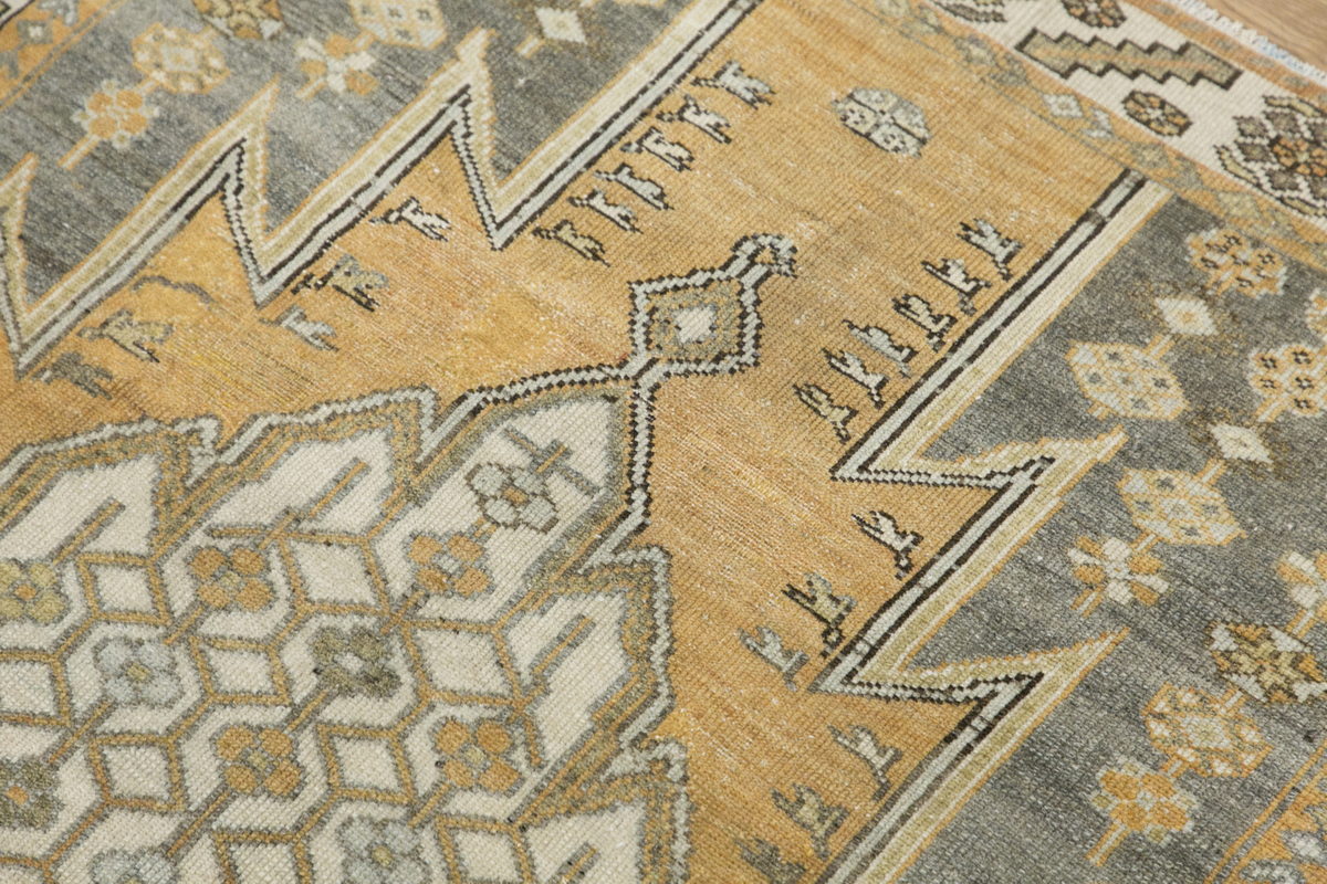 Vintage Rug, 3'9 x 5'5 feet / 116 x 165 cm