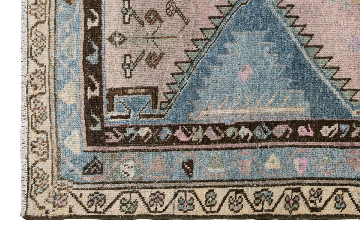 Vintage Rug, 4'6 x 6'4 feet, 136 x 192 cm Rug