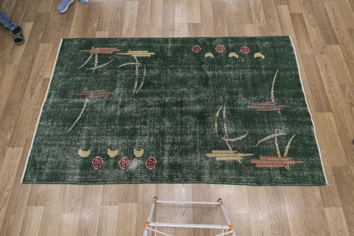Vintage Rug, 5'3 x 8'4 feet / 161 x 257 cm
