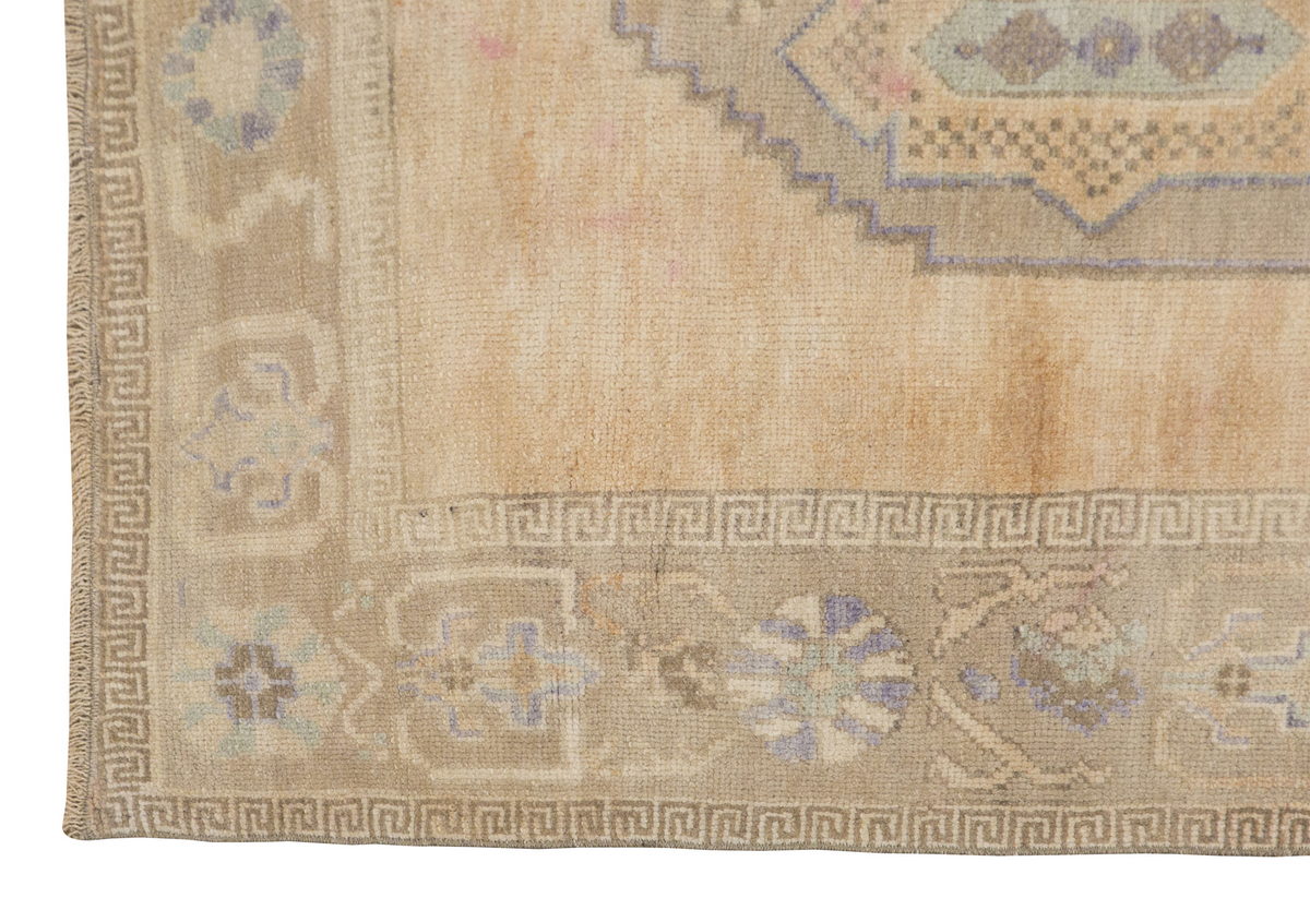 Vintage Rug, 5'6 x 7'9 feet / 167 x 236 cm