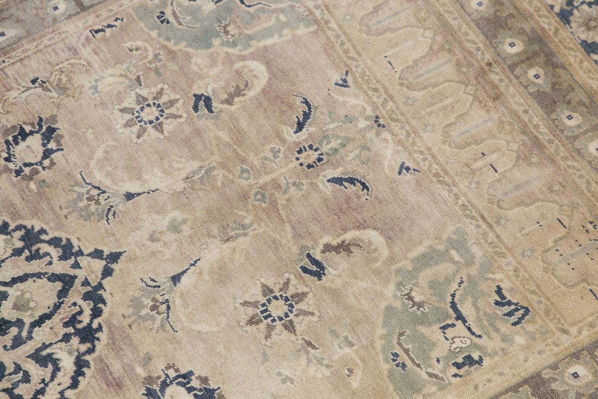 Vintage Rug, 5'8 x 9'2 feet / 175 x 276 cm