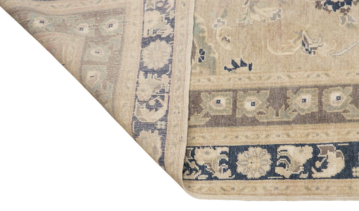 Vintage Rug, 5'8 x 9'2 feet / 175 x 276 cm