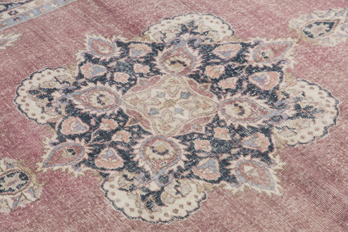 Vintage Rug, 6'8 x 10'2 feet / 208 x 313 cm
