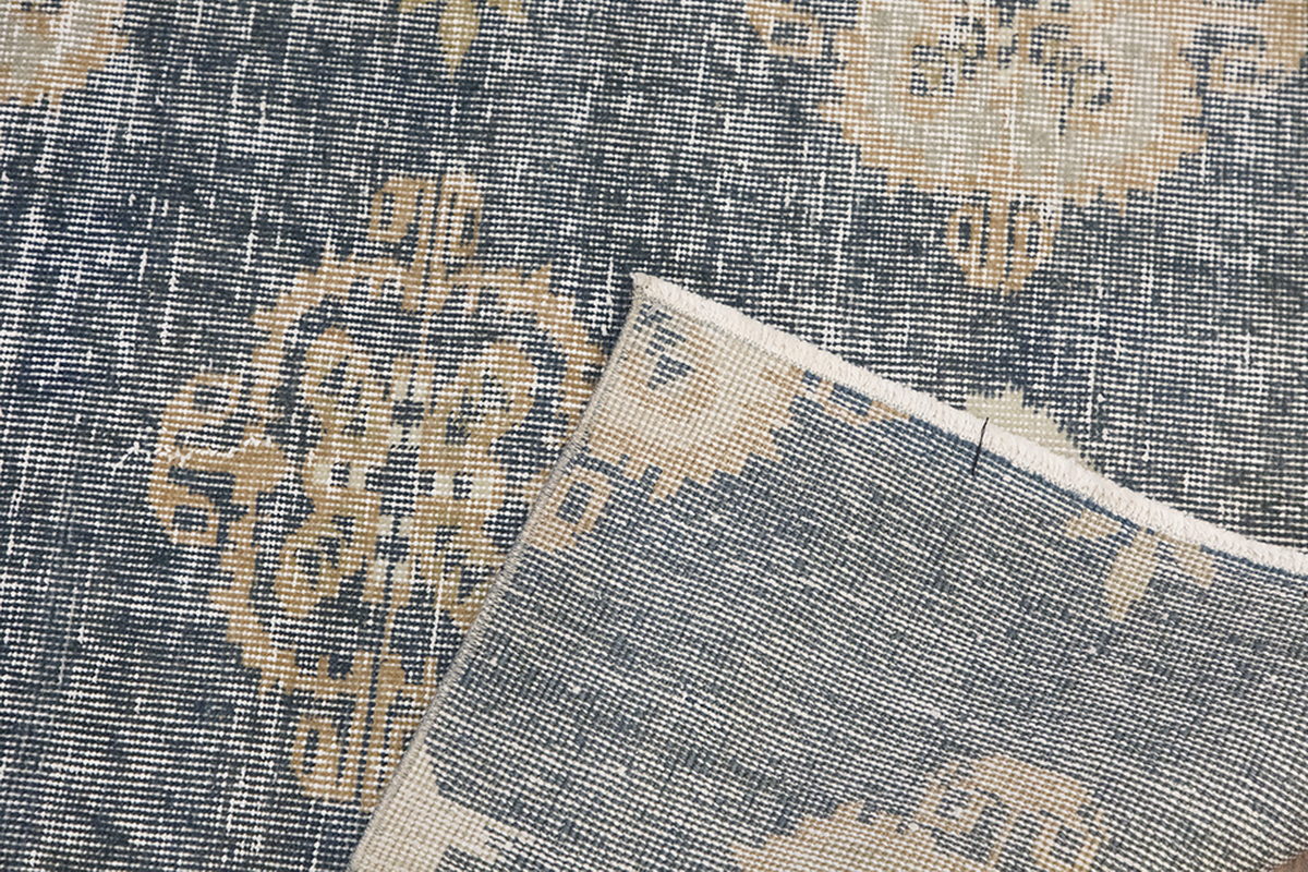 Vintage Rug 3'10" x 6'9 feet 117 x 207 cm