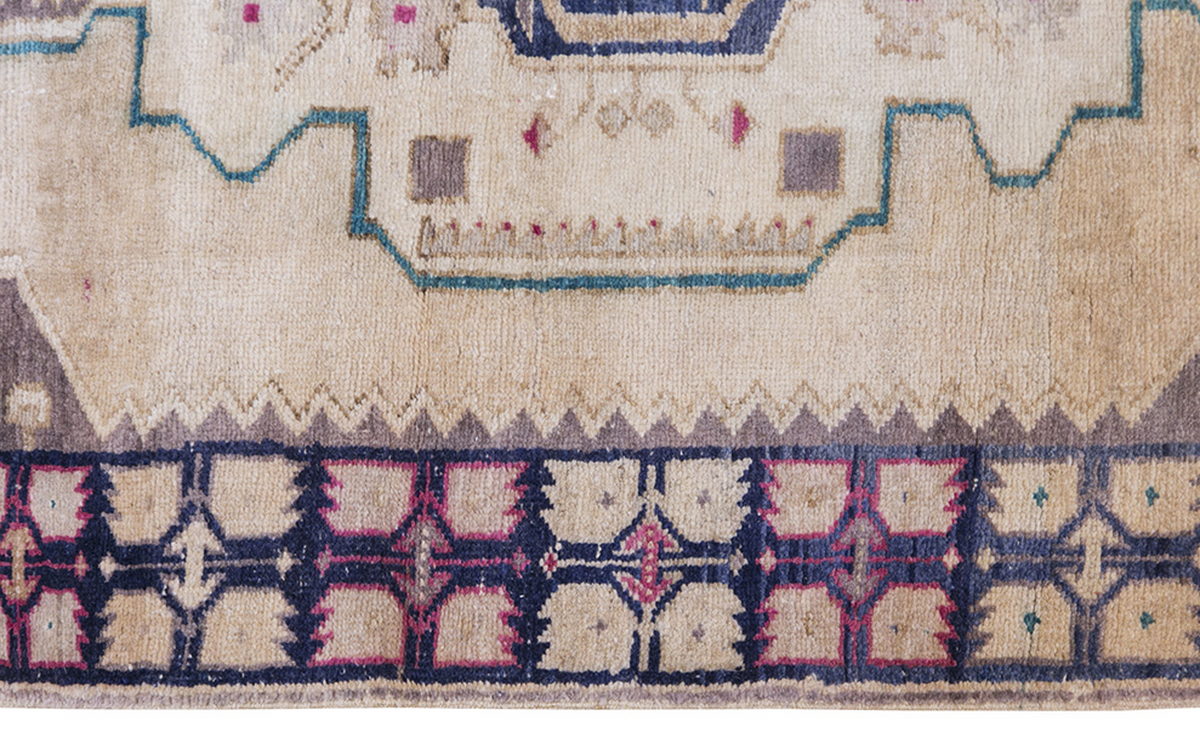 Vintage Rug 3'11" x 6' feet 120 x 182 cm