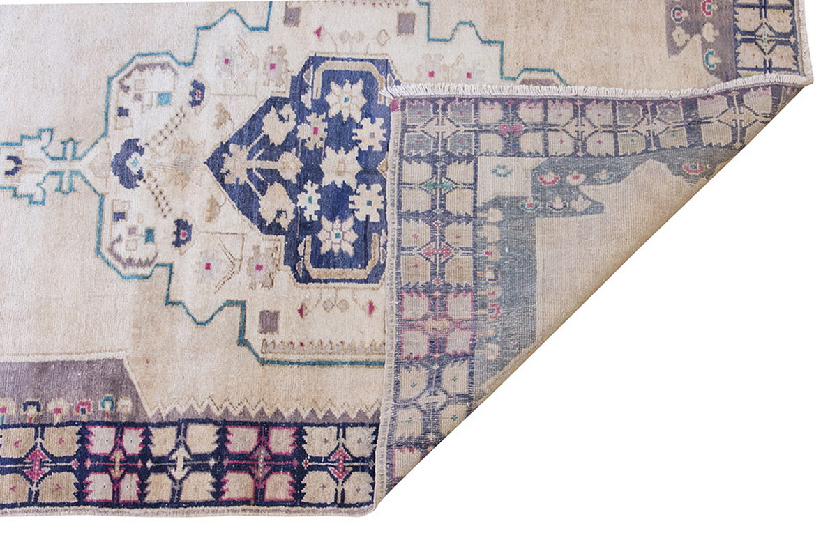 Vintage Rug 3'11" x 6' feet 120 x 182 cm