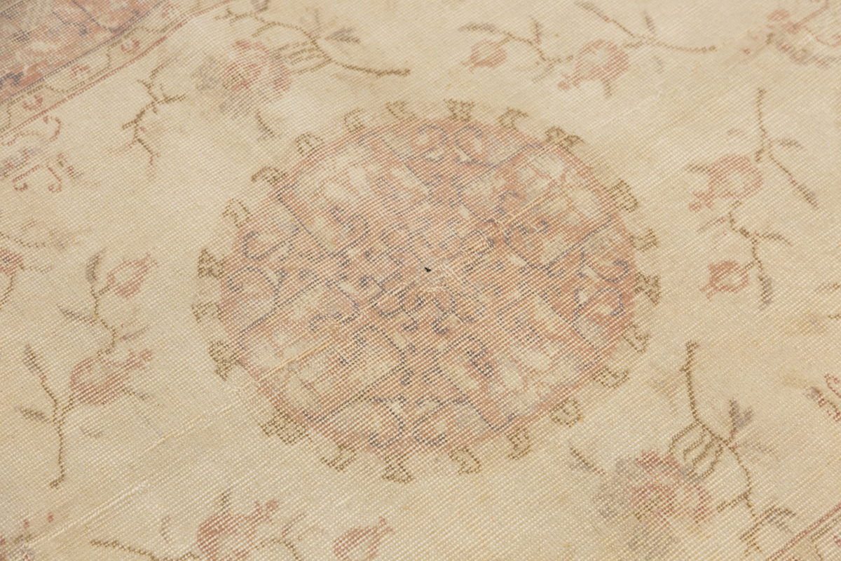 Vintage Rug 4' x 6'6" feet 121 x 200 cm