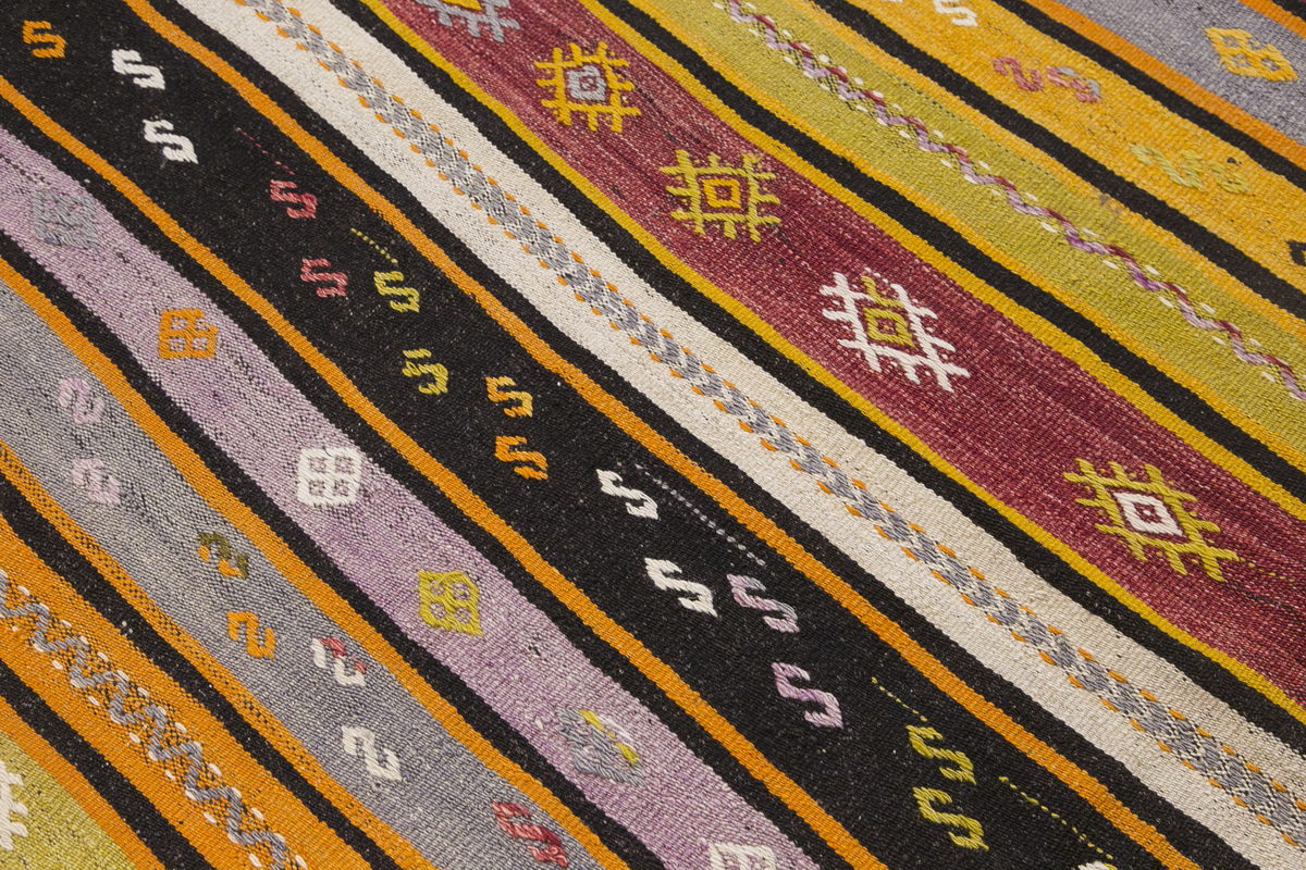 Vintage Turkish Kilim Rug, 135 x 164 cm, 4.5 x 5.5 ft